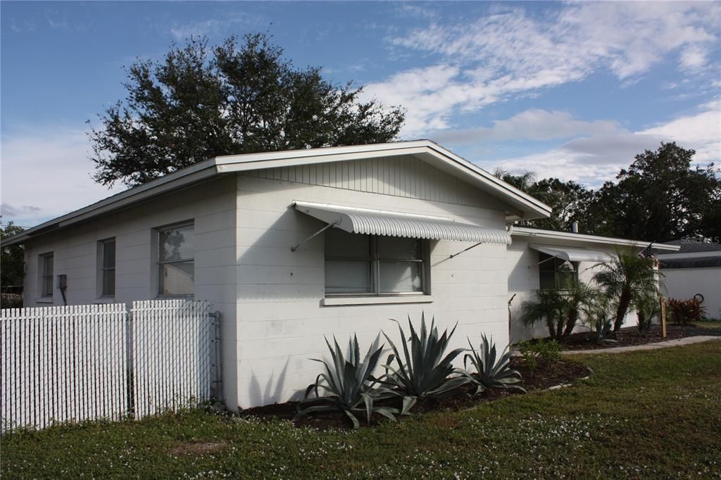 For Sale: $369,980 (2 beds, 2 baths, 998 Square Feet)