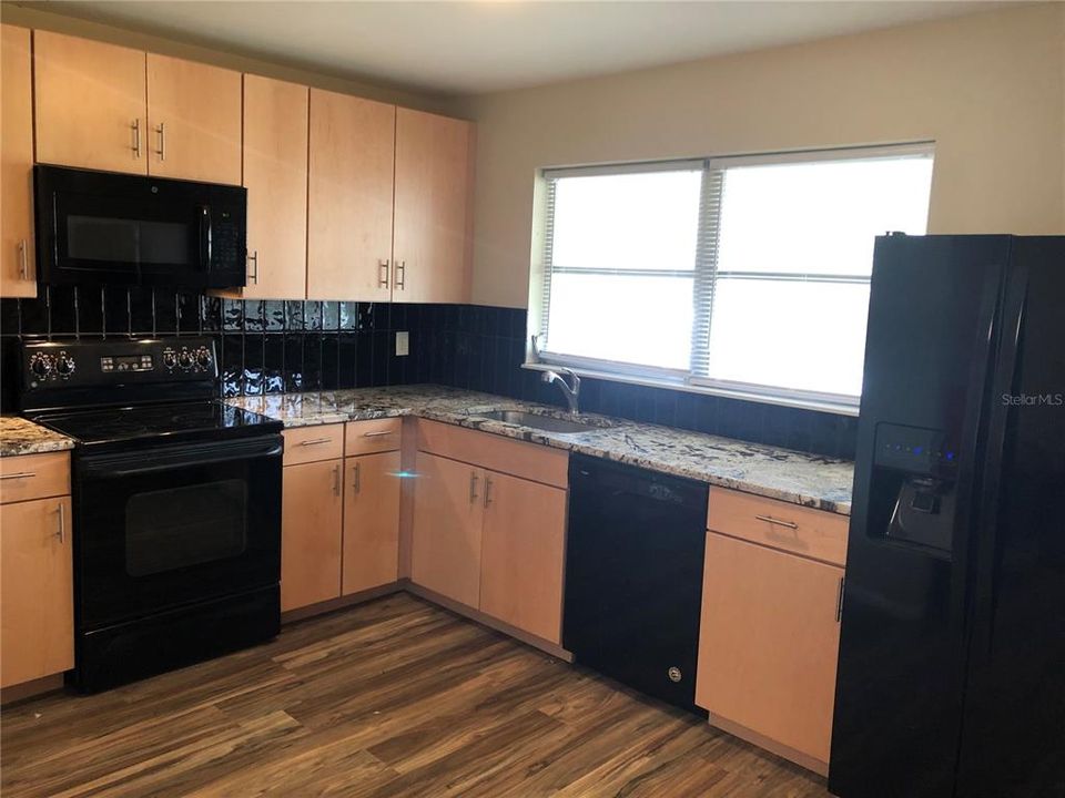 For Sale: $369,980 (2 beds, 2 baths, 998 Square Feet)