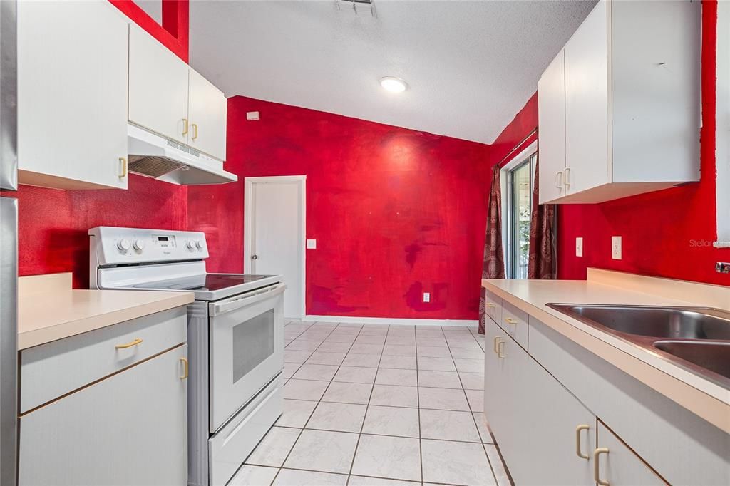 For Sale: $227,000 (2 beds, 1 baths, 900 Square Feet)