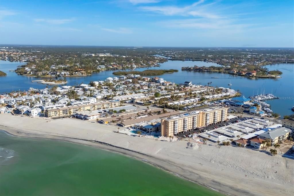 Your slice of paradise is perfectly positioned between the Gulf of Mexico and the Venice Yacht Club Marina