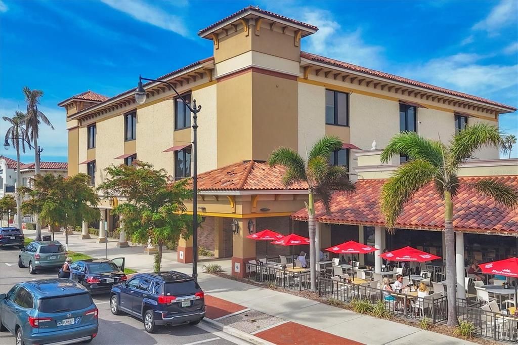 Al fresco dining abounds along the avenue