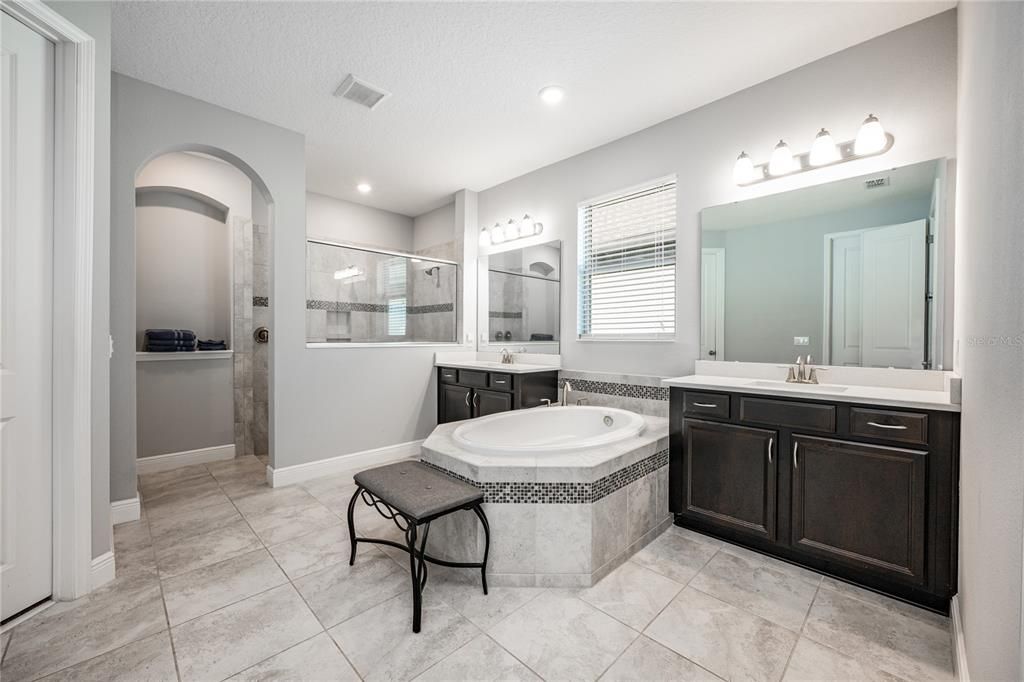 Your en-suite is well appointed boasting DUAL/SPLIT VANITIES on either side of a SOAKING TUB, and an OVERSIZED WALK-IN SHOWER.