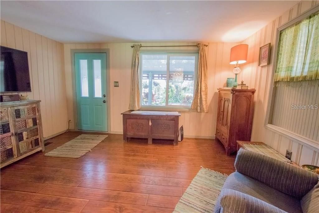 For Sale: $239,000 (2 beds, 1 baths, 932 Square Feet)