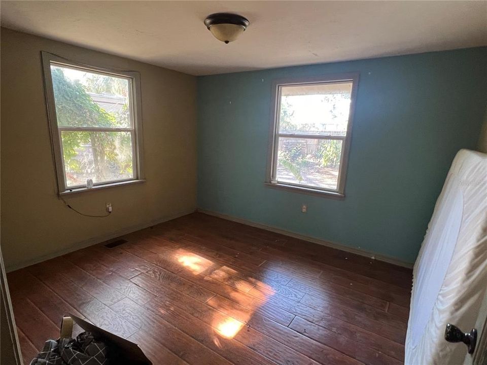 For Sale: $239,000 (2 beds, 1 baths, 932 Square Feet)