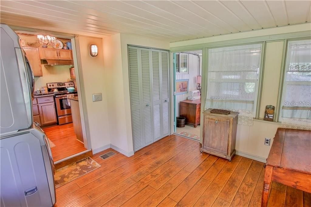 For Sale: $239,000 (2 beds, 1 baths, 932 Square Feet)