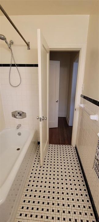 For Rent: $1,095 (1 beds, 1 baths, 3284 Square Feet)