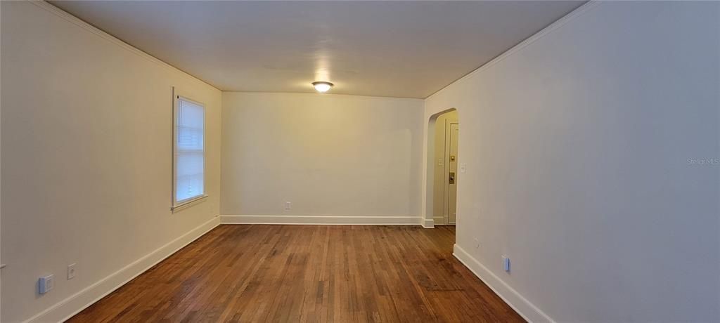 For Rent: $1,095 (1 beds, 1 baths, 3284 Square Feet)