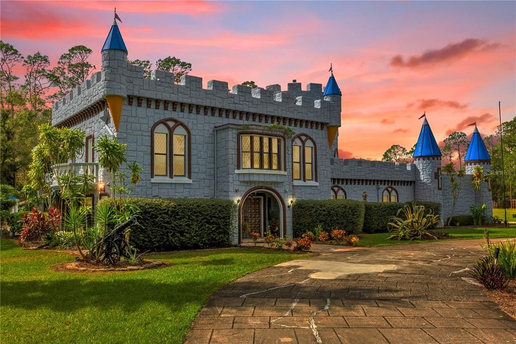 For Sale: $1,999,000 (5 beds, 3 baths, 4680 Square Feet)