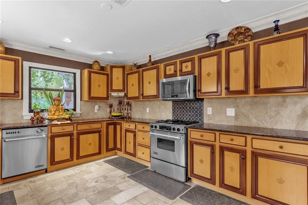 For Sale: $1,999,000 (5 beds, 3 baths, 4680 Square Feet)