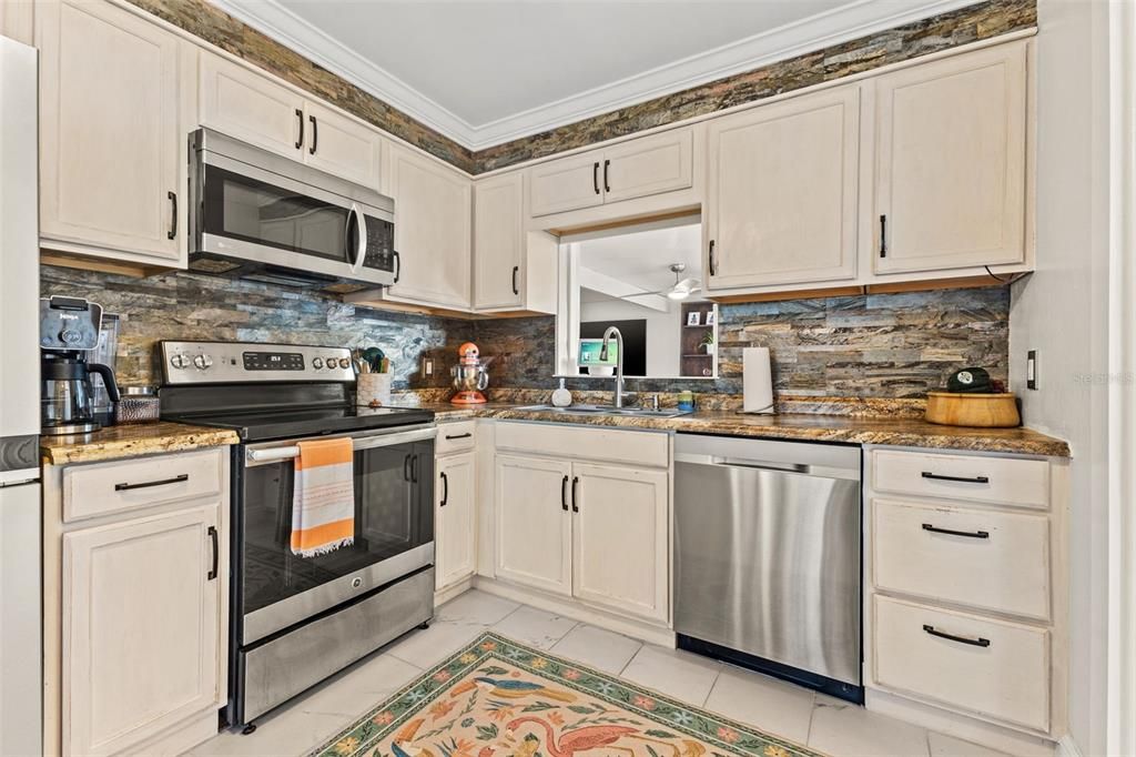 For Sale: $530,000 (2 beds, 1 baths, 1816 Square Feet)