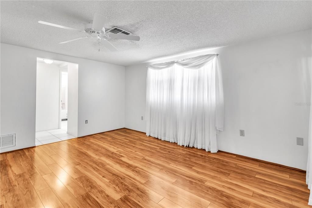 Master Bedroom w/ En-suite Bathroom