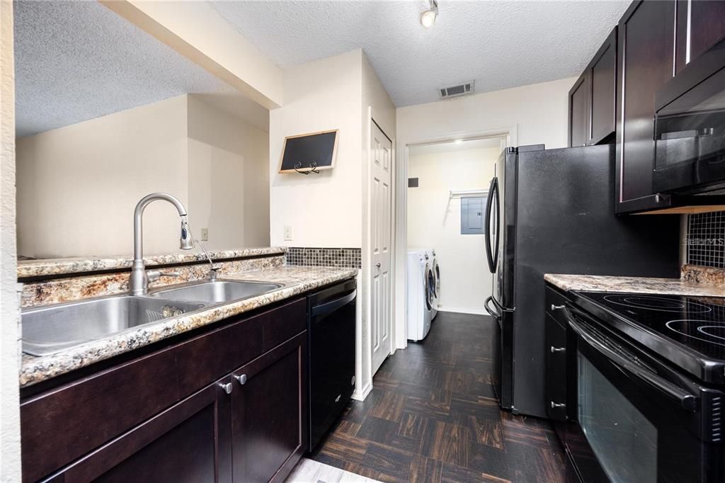 For Rent: $1,400 (2 beds, 2 baths, 950 Square Feet)