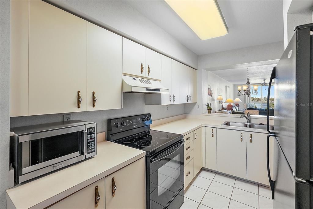 For Sale: $549,900 (2 beds, 2 baths, 1160 Square Feet)