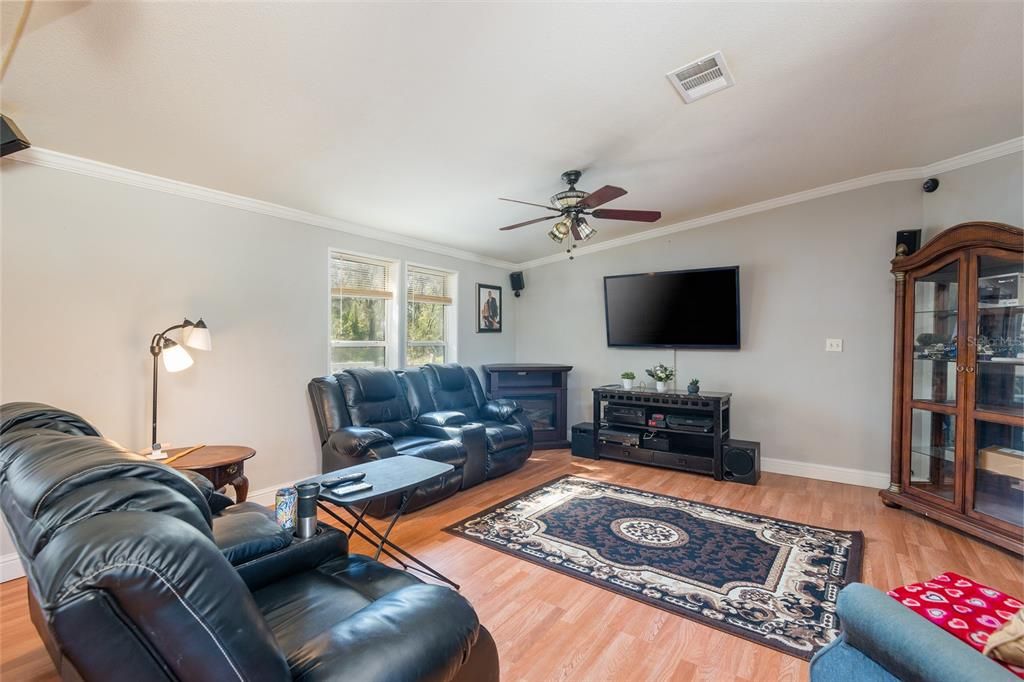 Active With Contract: $275,000 (3 beds, 2 baths, 1600 Square Feet)