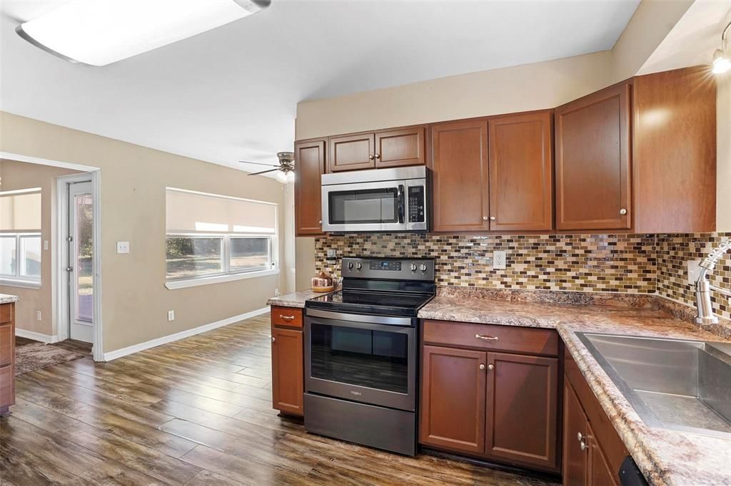 For Sale: $349,999 (3 beds, 2 baths, 1709 Square Feet)