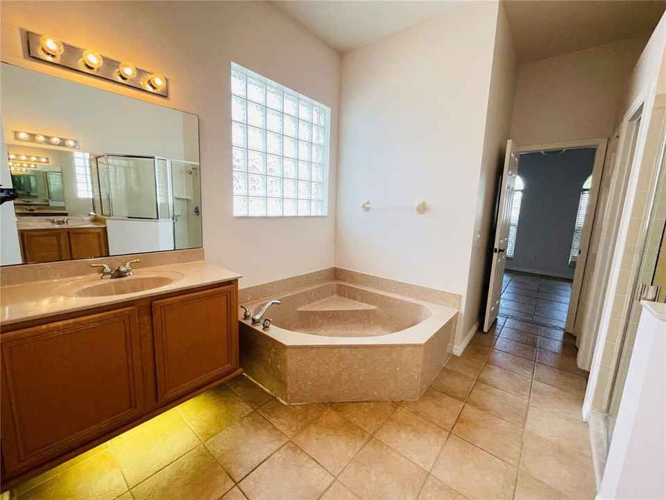 Active With Contract: $2,950 (4 beds, 2 baths, 2545 Square Feet)