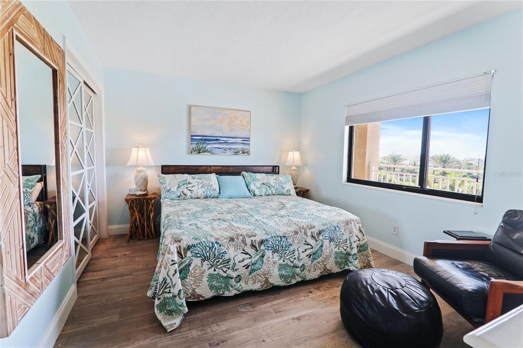 For Sale: $515,000 (1 beds, 2 baths, 928 Square Feet)