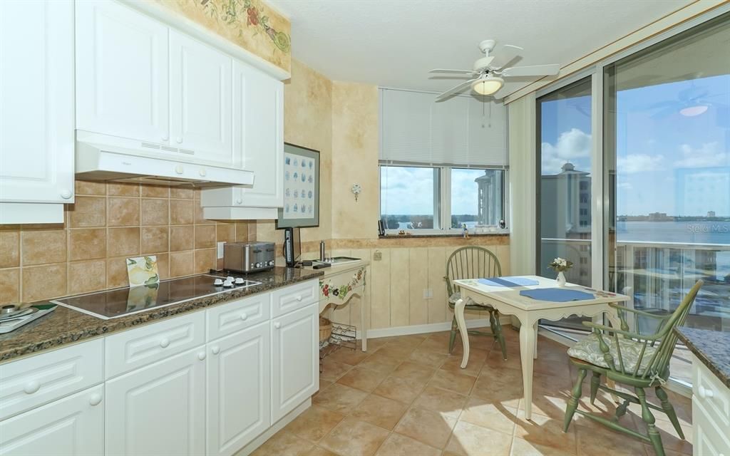 Kitchen/Breakfast Nook