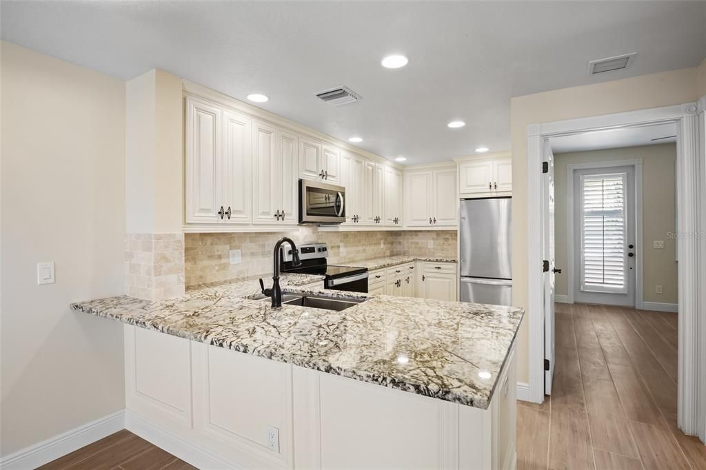 Updated kitchen, new cabinets, beautiful can lighting