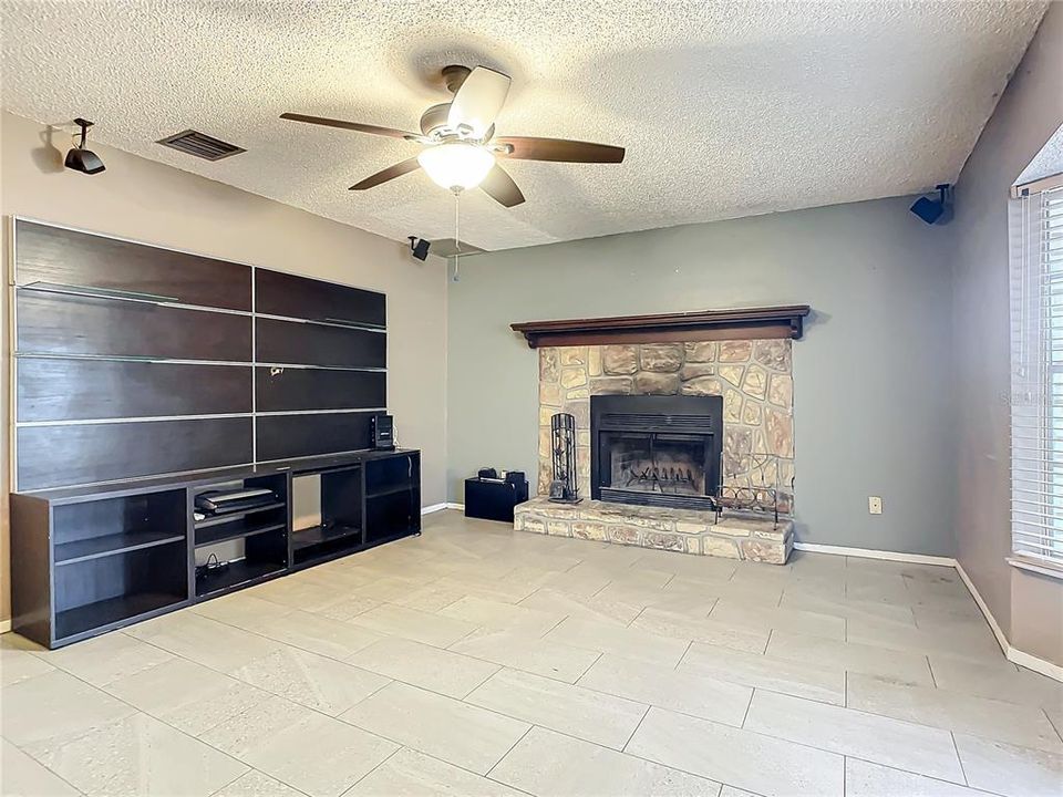 For Rent: $2,200 (2 beds, 2 baths, 1701 Square Feet)