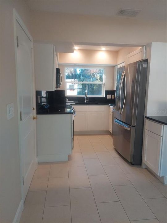 For Sale: $250,000 (2 beds, 1 baths, 946 Square Feet)