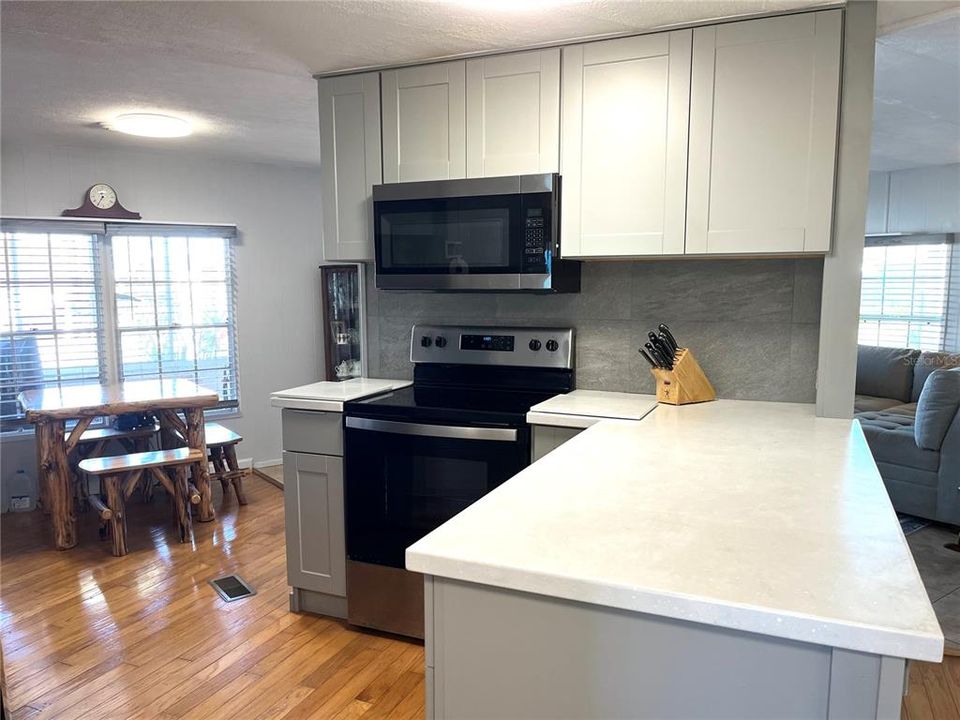 For Sale: $239,000 (2 beds, 2 baths, 967 Square Feet)