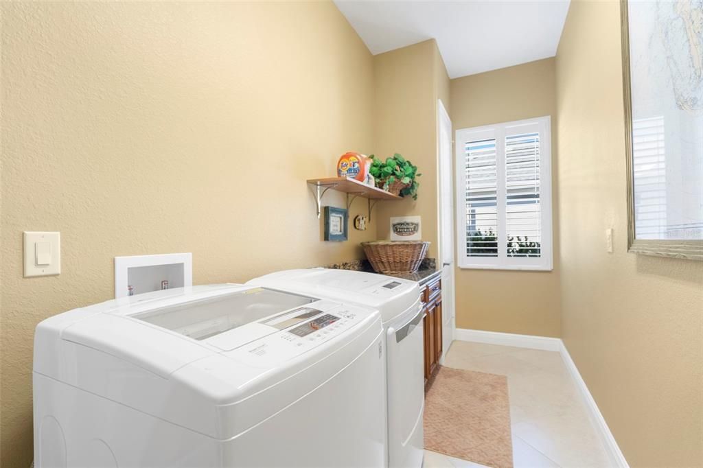 large laundry room with sink & storage