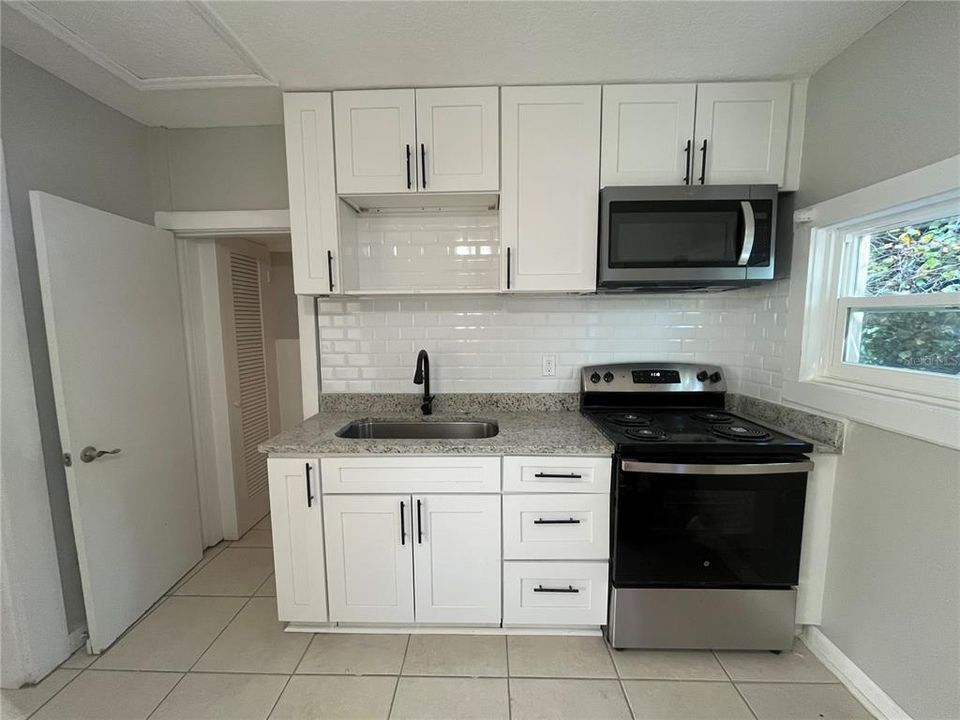 For Rent: $1,300 (1 beds, 1 baths, 483 Square Feet)