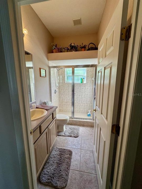 shared bathroom for 2 guest bedrooms