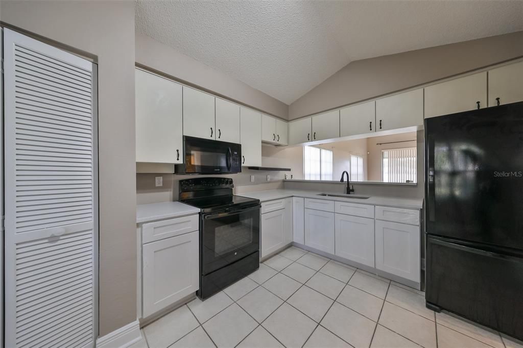 For Sale: $250,000 (2 beds, 2 baths, 1216 Square Feet)