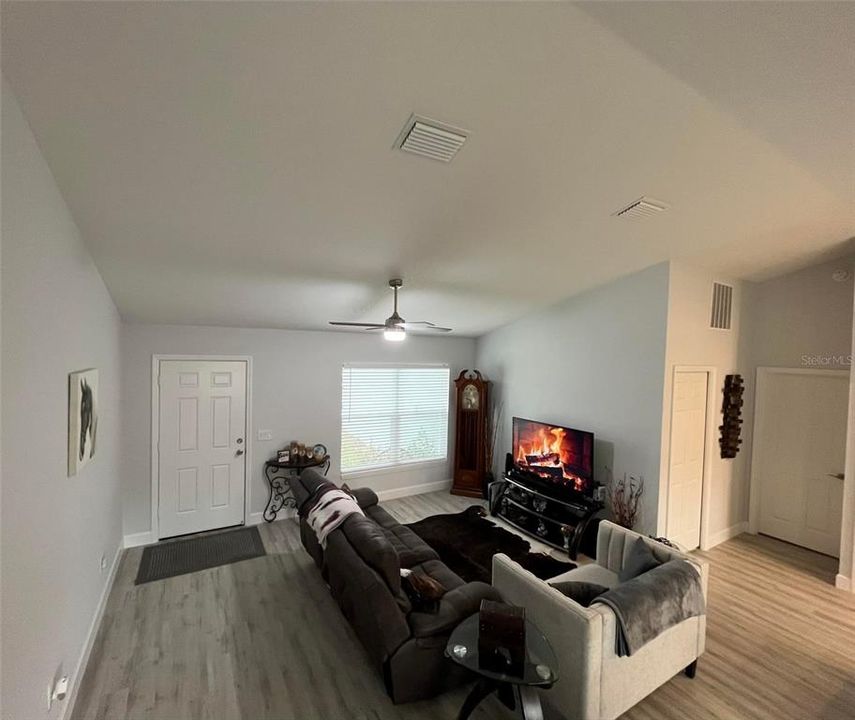 For Sale: $279,900 (3 beds, 2 baths, 1380 Square Feet)