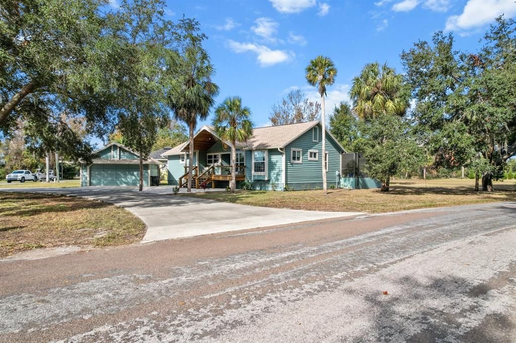 Front view of circular driveway from South Lynwood Drive