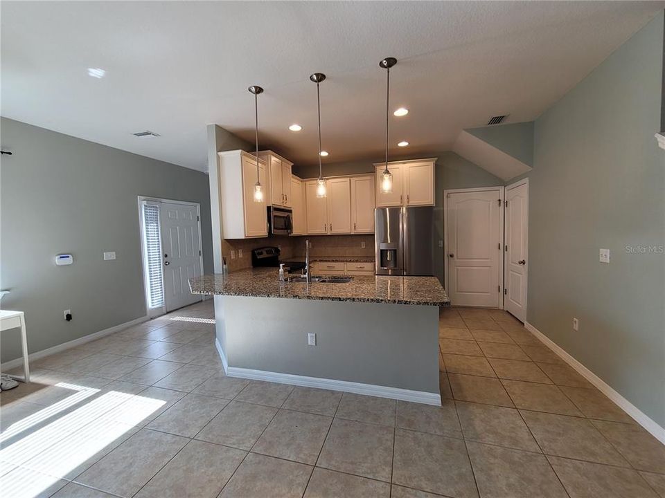 For Rent: $2,550 (3 beds, 2 baths, 2048 Square Feet)