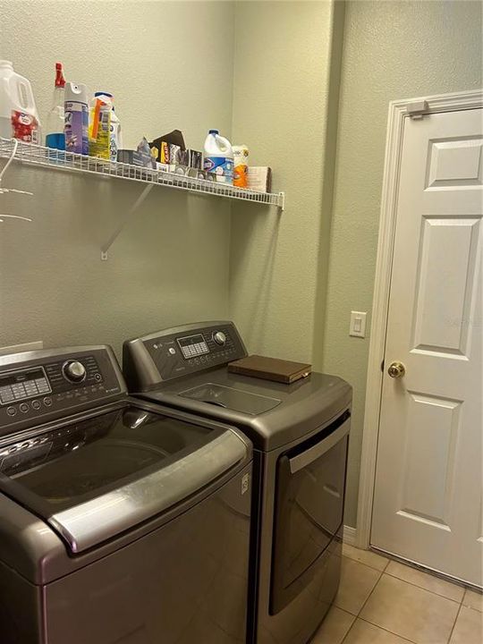 合同活跃: $2,100 (2 贝兹, 2 浴室, 1387 平方英尺)