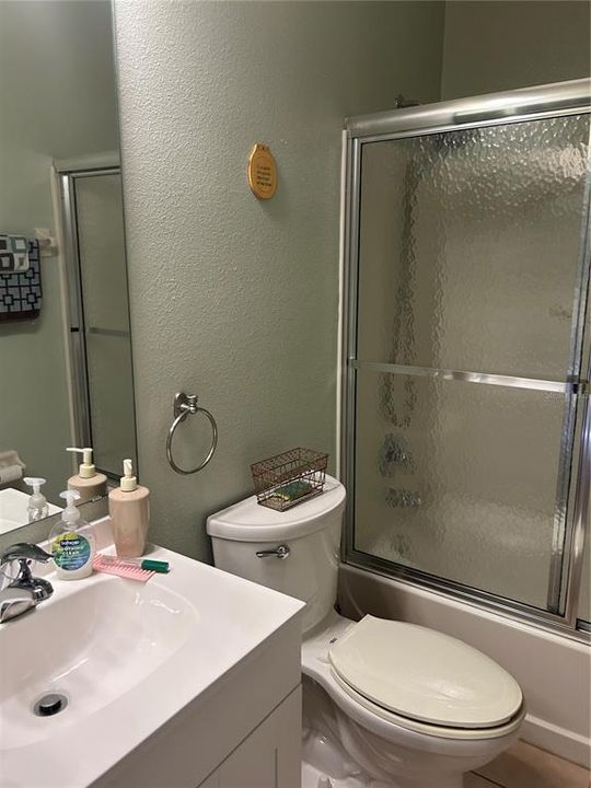 合同活跃: $2,100 (2 贝兹, 2 浴室, 1387 平方英尺)