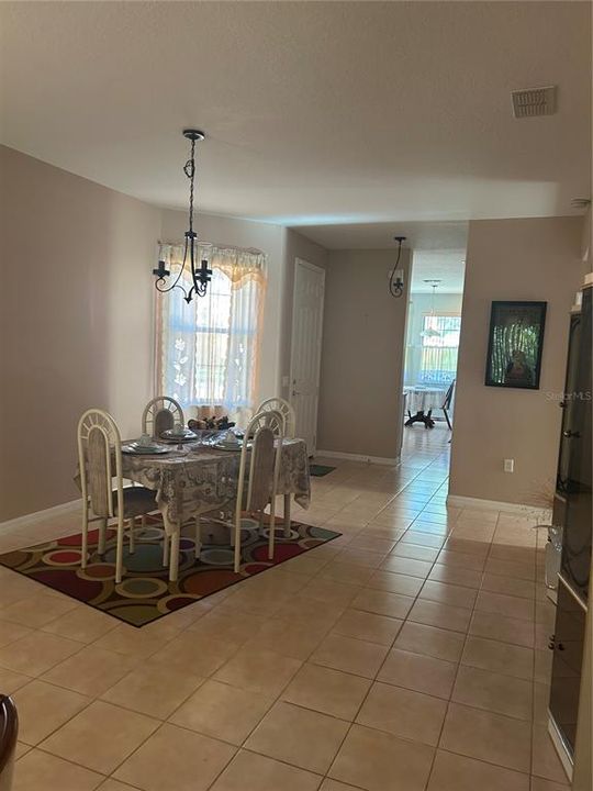 合同活跃: $2,100 (2 贝兹, 2 浴室, 1387 平方英尺)