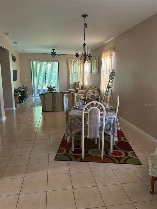 合同活跃: $2,100 (2 贝兹, 2 浴室, 1387 平方英尺)