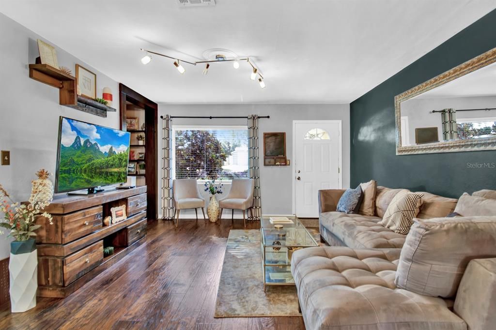 For Sale: $449,000 (3 beds, 1 baths, 1292 Square Feet)