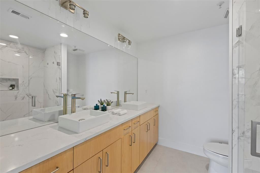 For Sale: $549,000 (2 beds, 2 baths, 1212 Square Feet)