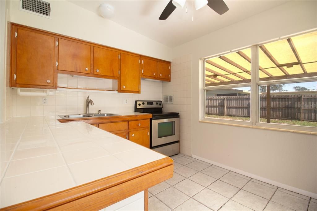 For Sale: $285,000 (3 beds, 1 baths, 1015 Square Feet)