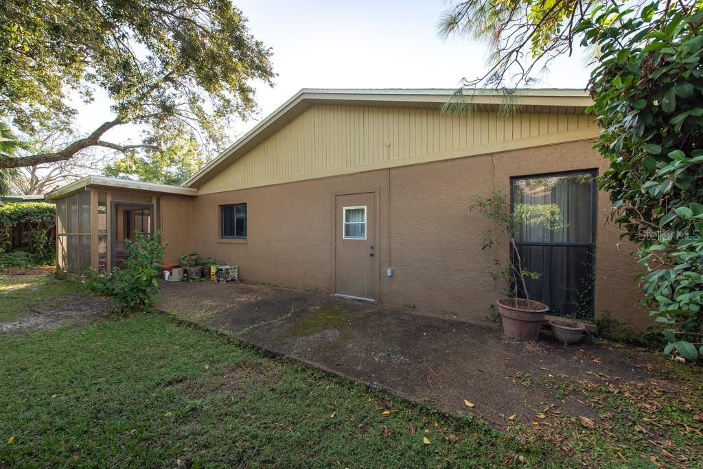 Active With Contract: $370,000 (3 beds, 2 baths, 1934 Square Feet)