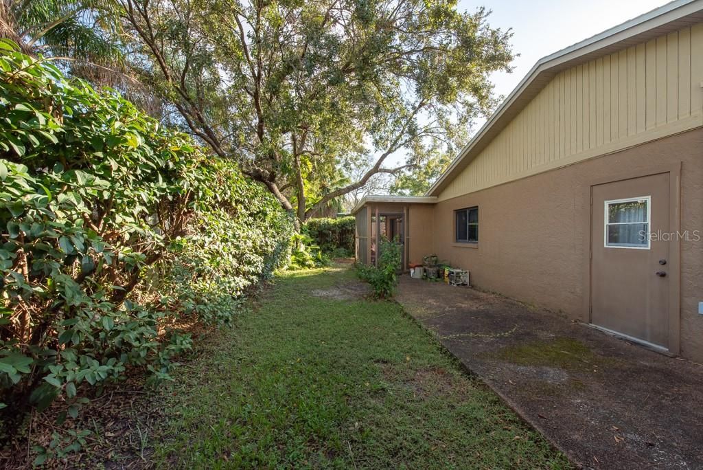 Active With Contract: $370,000 (3 beds, 2 baths, 1934 Square Feet)