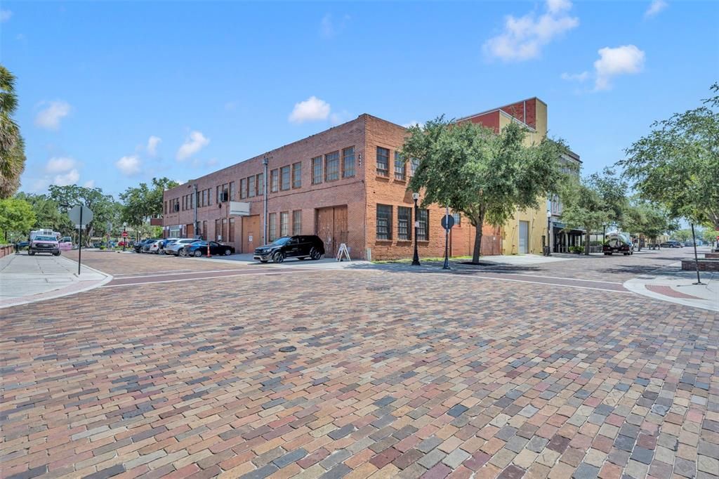 For Sale: $2,200,000 (4 beds, 2 baths, 2868 Square Feet)