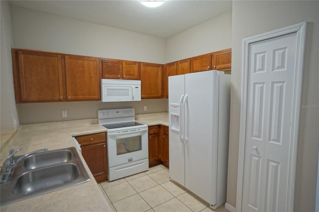 For Rent: $1,995 (4 beds, 2 baths, 1408 Square Feet)