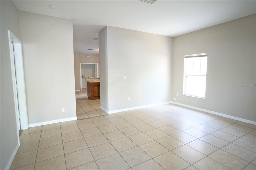 For Rent: $1,995 (4 beds, 2 baths, 1408 Square Feet)