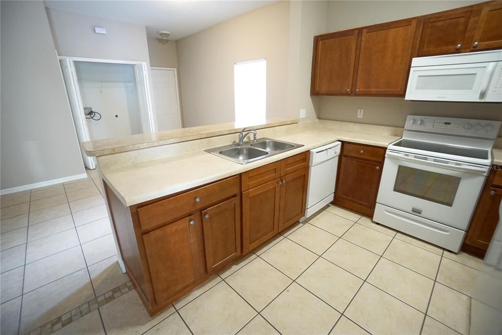 For Rent: $1,995 (4 beds, 2 baths, 1408 Square Feet)