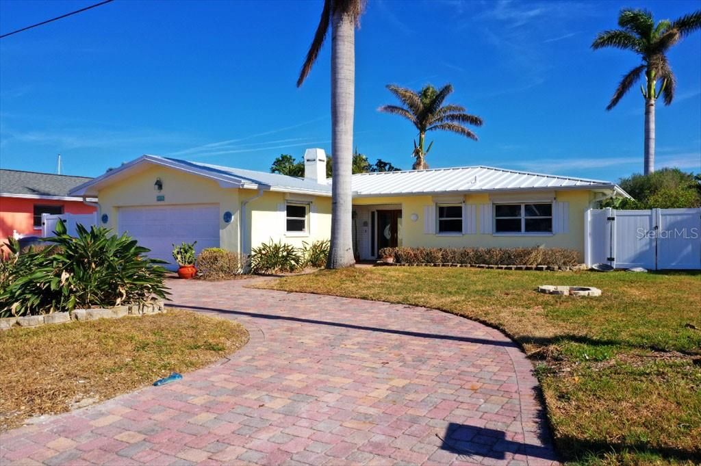 Beautiful home on the water, walk to John's Pass