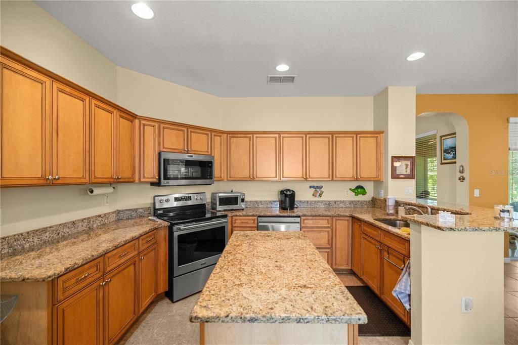 KITCHEN WITH ISLAND, GRANITE COUNTERTOPS, BREAKFAST BAR