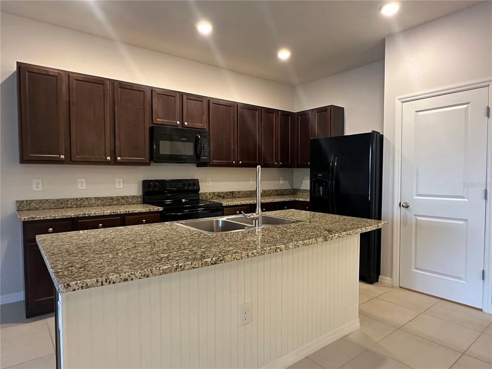 For Rent: $2,300 (3 beds, 2 baths, 1673 Square Feet)