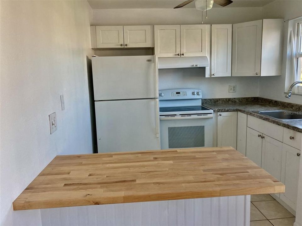 Undated kitchen.